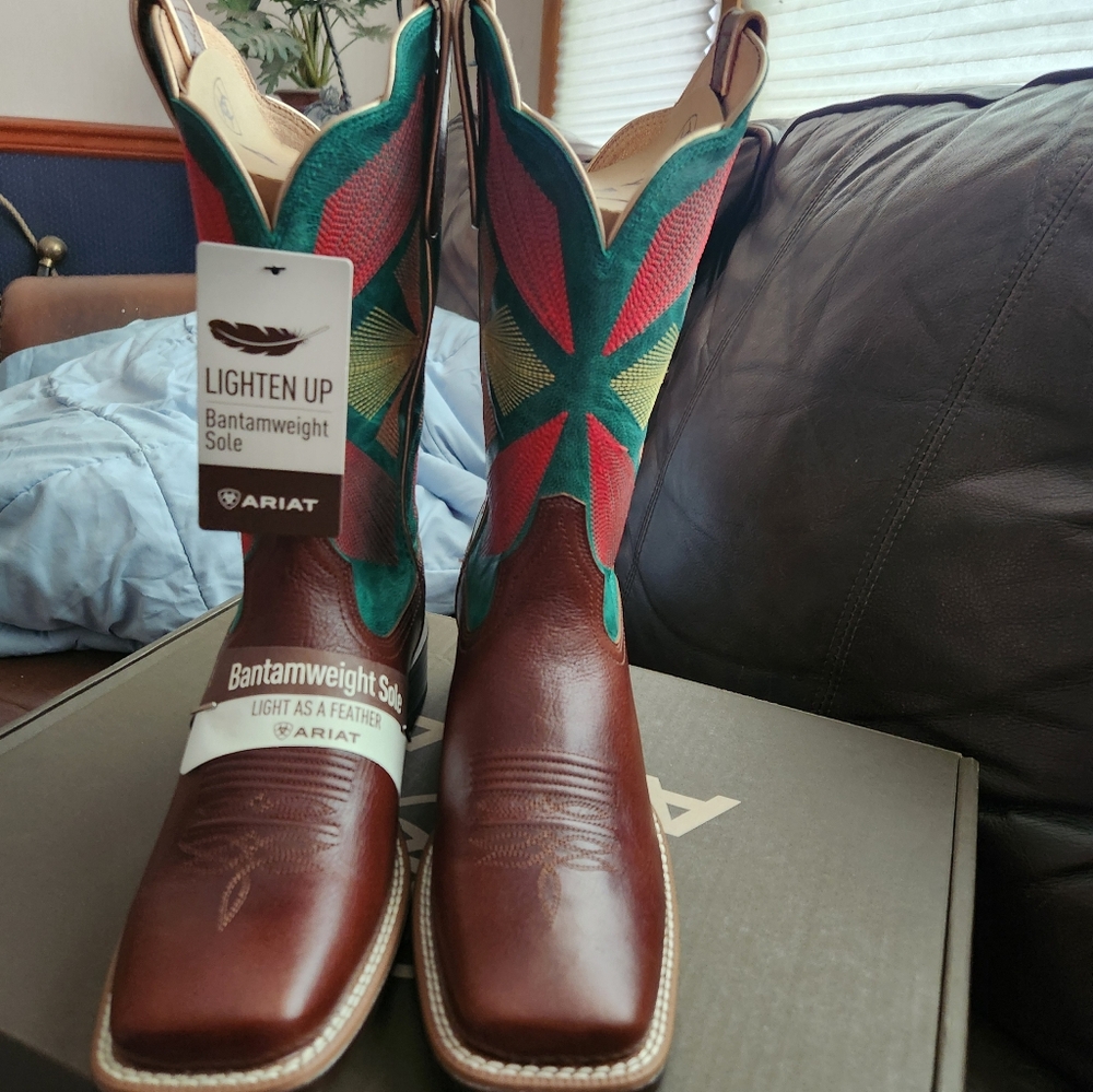 NEW Ariat Brand New in Box Women Oak Grove western cowboy boots 9.5 B